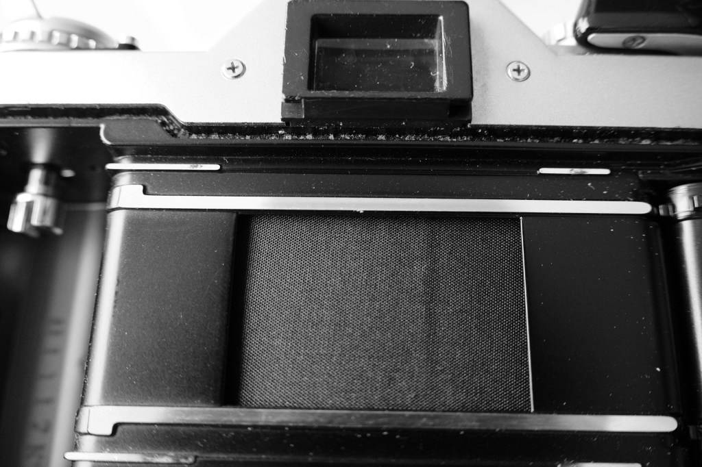 Die Lichtdichtungen (z.B. unterhalb vom Sucher) waren sehr porös.